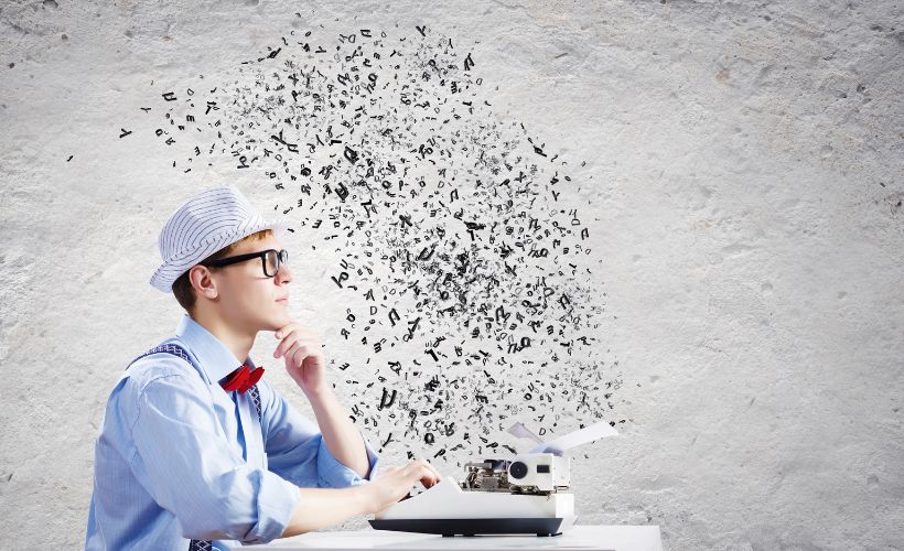 Scrittore e nuvola di lettere