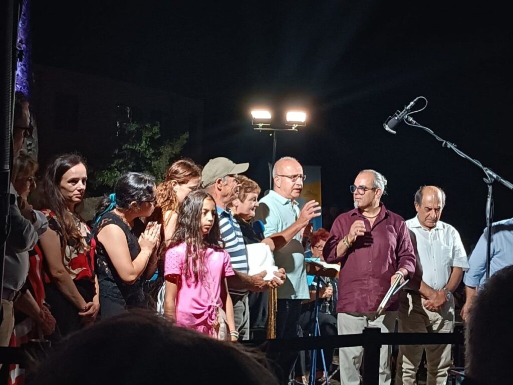 Simonetta sul palco con tutta la sua famiglia e le persone che l'hanno sostenuta