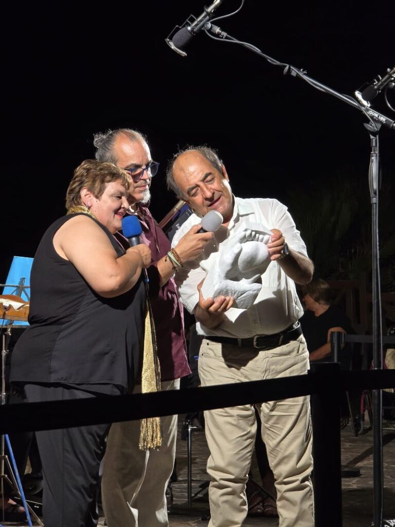Consegna della scultura con le mani che reggono un cuore