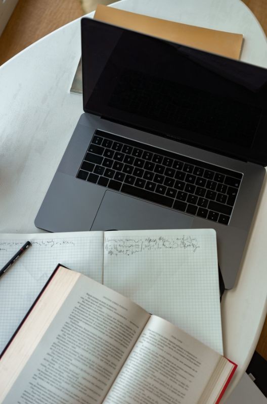Computer, libro, quaderno, scrivere un romanzo